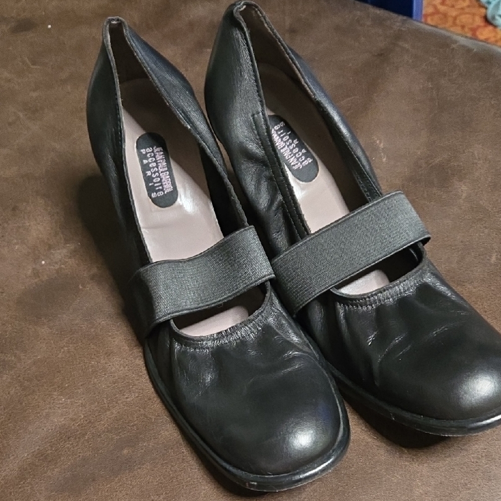 Elegant Black Heels with Glossy Finish - Picture 1 of 4